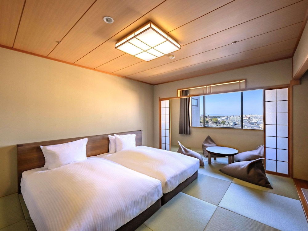 Habitación Clásica, estilo japonés, 5 camas futón, lado de la ciudad del hotel Grand Mercure Nara Kashihara. Foto 10