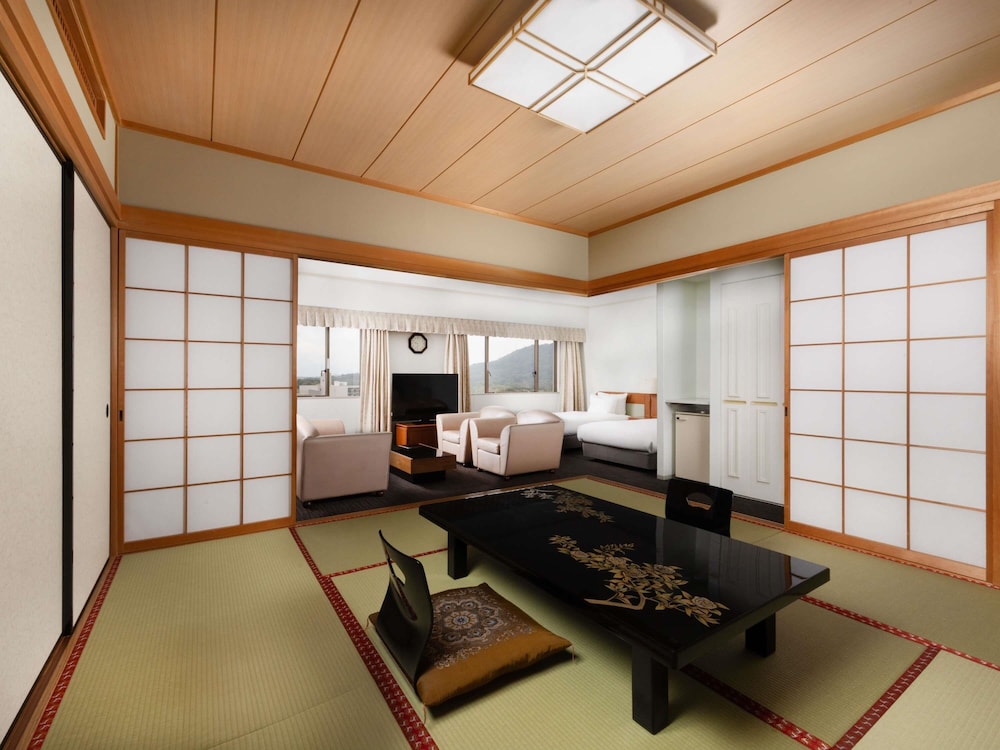 Habitación Clásica, estilo japonés, 5 camas futón, lado de la ciudad del hotel Grand Mercure Nara Kashihara. Foto 11