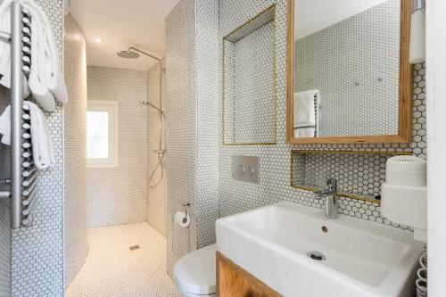 Habitación Triple del hotel Montholon Paris. Foto 1