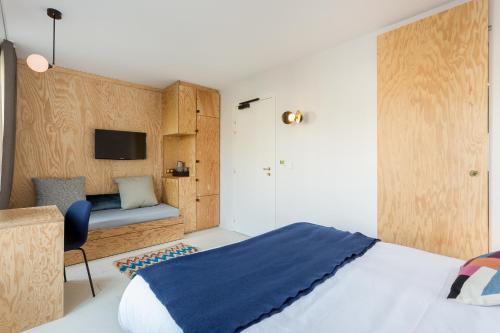 Habitación Triple del hotel Montholon Paris. Foto 4