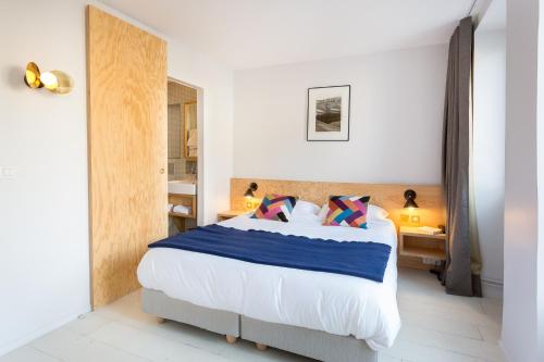 Habitación Triple del hotel Montholon Paris. Foto 5