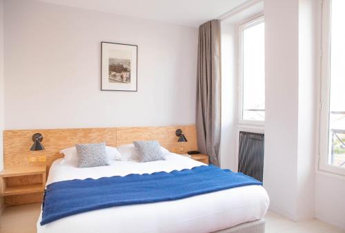 Habitación Triple del hotel Montholon Paris. Foto 8