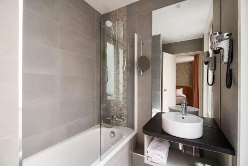 Habitación Triple del hotel Timhotel Opéra Madeleine. Foto 1