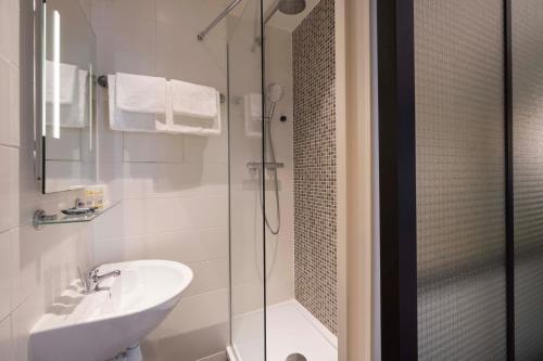 Habitación Triple Deluxe del hotel De L'aqueduc. Foto 9