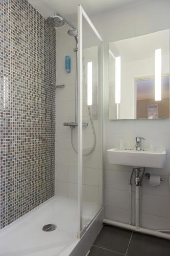 Habitación Triple del hotel Timhotel Paris Gare Montparnasse. Foto 1
