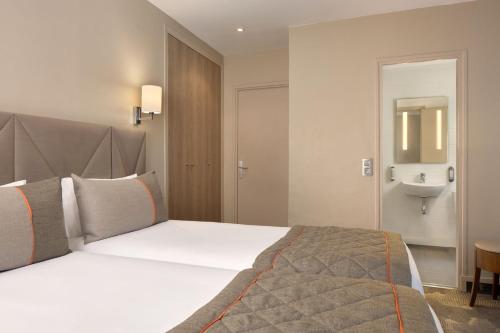 Habitación Triple Superior del hotel Timhotel Paris Gare Montparnasse. Foto 2