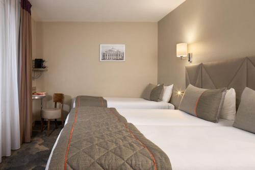 Habitación Triple Superior del hotel Timhotel Paris Gare Montparnasse. Foto 3
