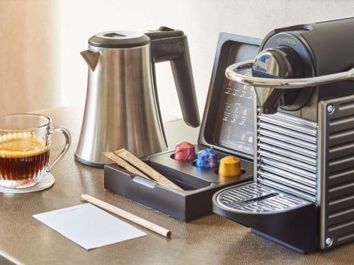 Habitación Twin Clásica del hotel Mercure Paris Tour Eiffel Grenelle. Foto 1