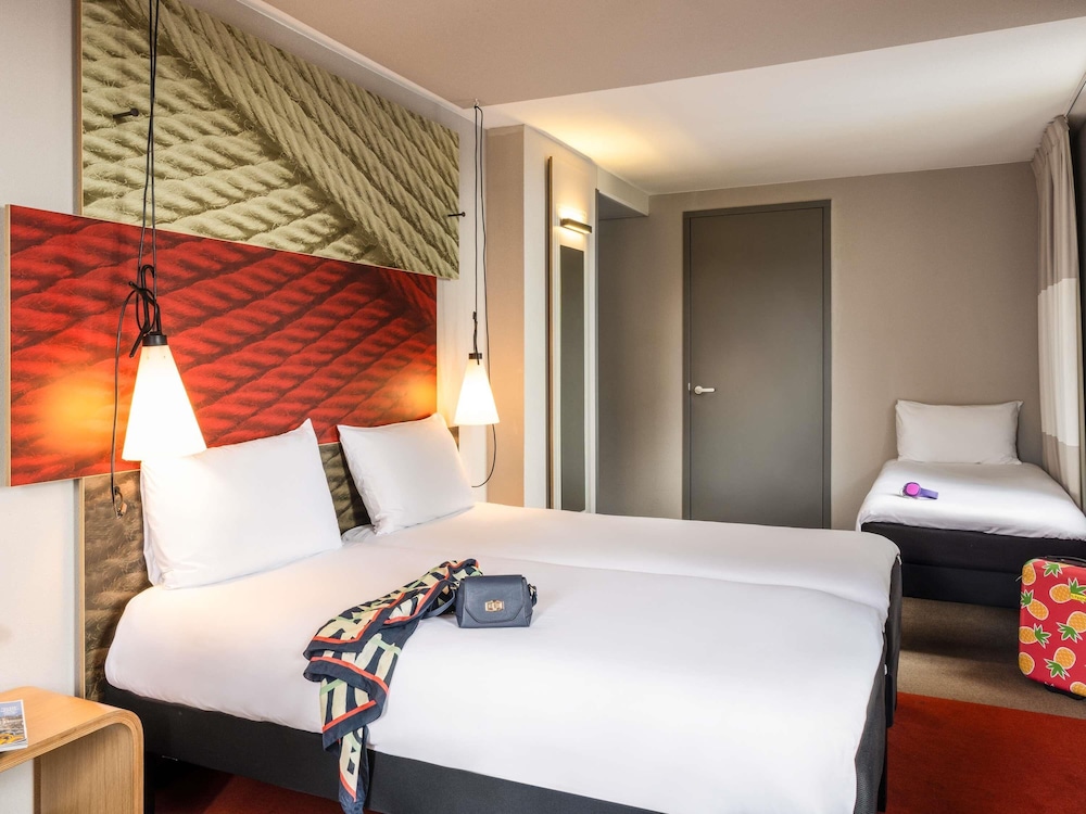 Habitación con 3 camas individuales del hotel Ibis Rotterdam City Centre. Foto 3