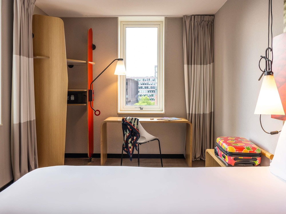 Habitación con 3 camas individuales del hotel Ibis Rotterdam City Centre. Foto 4