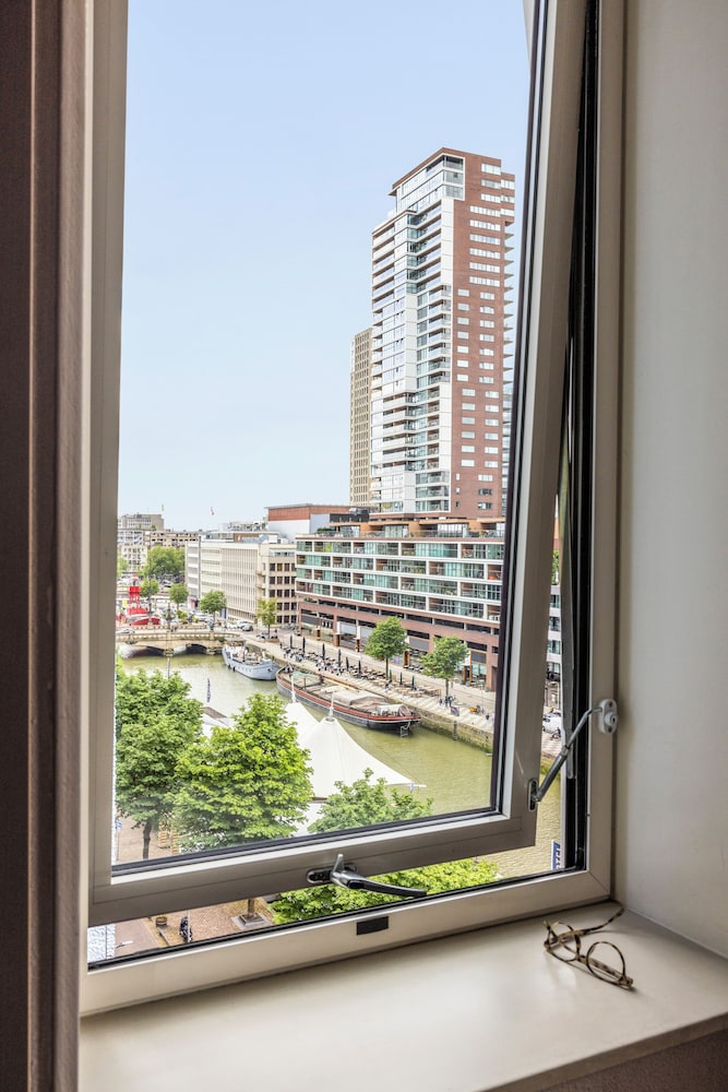 Habitación con 3 camas individuales del hotel Ibis Rotterdam City Centre. Foto 6