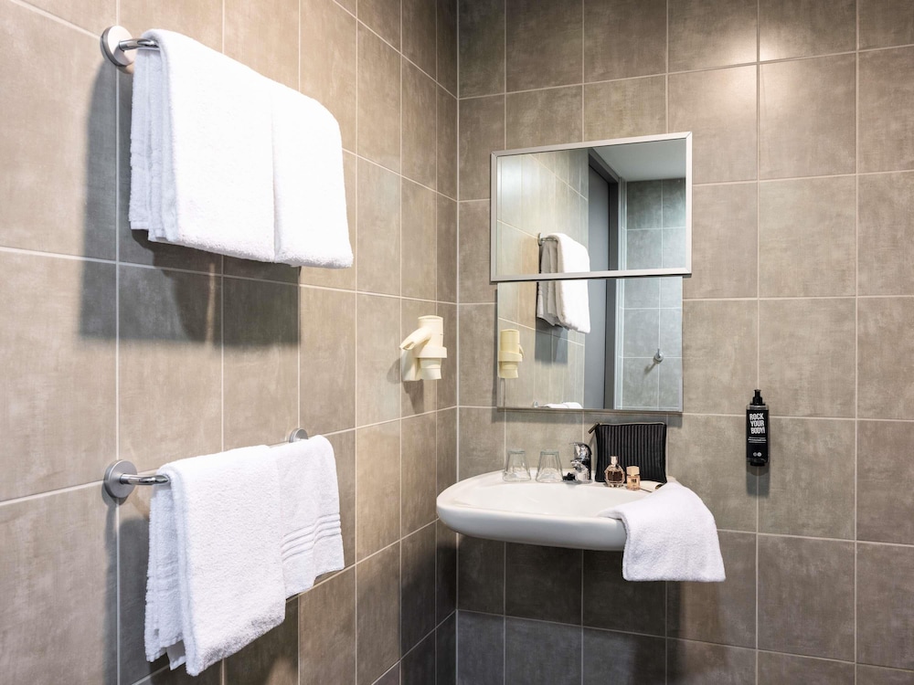 Habitación con 3 camas individuales del hotel Ibis Rotterdam City Centre. Foto 7