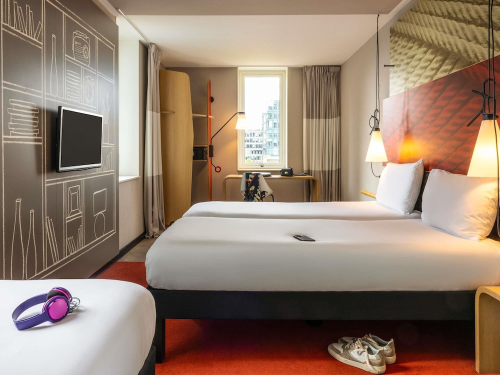Habitación con 3 camas individuales del hotel Ibis Rotterdam City Centre. Foto 8