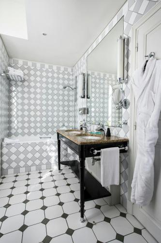 Suite Junior del hotel Castille Paris. Foto 1