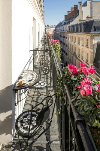 Habitación Doble Deluxe con balcón del hotel Castille Paris. Foto 3