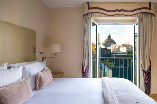 Habitación Deluxe con vistas a la Torre Eiffel del hotel Castille Paris. Foto 1
