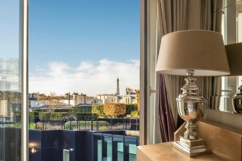 Habitación Deluxe con vistas a la Torre Eiffel del hotel Castille Paris. Foto 2