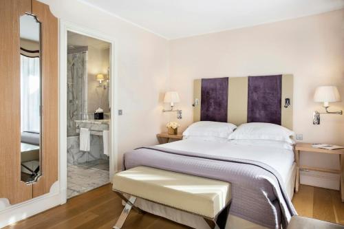 Habitación Deluxe con vistas a la Torre Eiffel del hotel Castille Paris. Foto 4