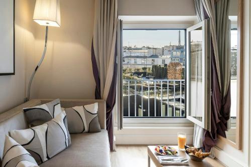 Suite Junior Dúplex con vistas a la Torre Eiffel del hotel Castille Paris