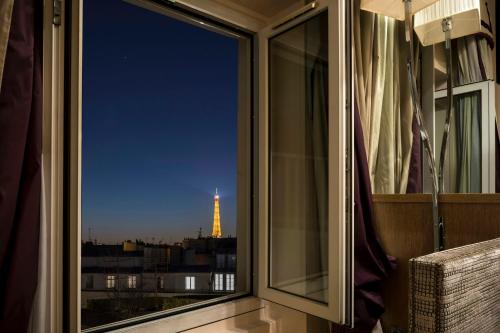 Suite Junior Dúplex con vistas a la Torre Eiffel del hotel Castille Paris. Foto 2