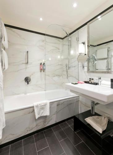 Suite Junior Dúplex con vistas a la Torre Eiffel del hotel Castille Paris. Foto 3