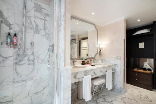 Suite Junior del hotel Castille Paris. Foto 2