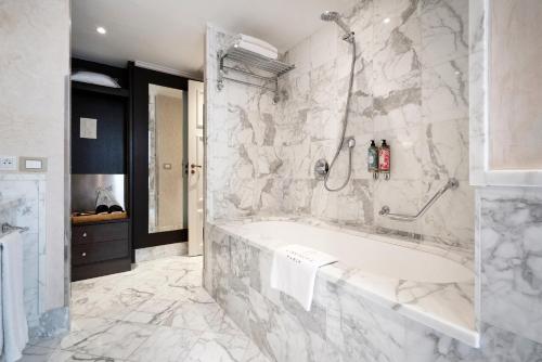 Suite Junior del hotel Castille Paris. Foto 3