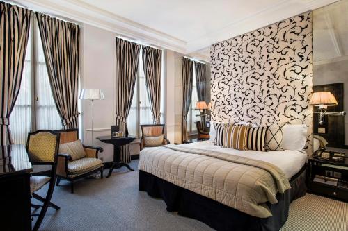 Habitación Deluxe del hotel Castille Paris. Foto 4