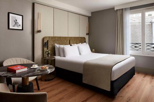 Habitación Deluxe del hotel NH Paris Champs-Elysées. Foto 1