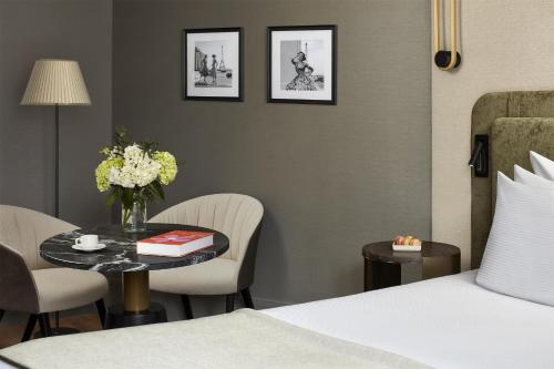 Habitación Deluxe del hotel NH Paris Champs-Elysées. Foto 2
