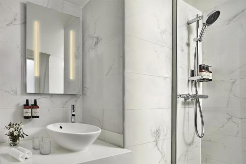 Habitación Deluxe del hotel NH Paris Champs-Elysées. Foto 4