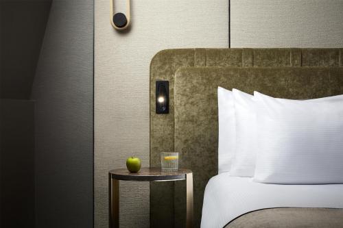 Habitación Deluxe del hotel NH Paris Champs-Elysées. Foto 6