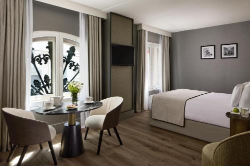 Habitación Premium del hotel NH Paris Champs-Elysées. Foto 1