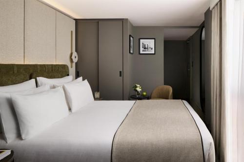 Habitación Superior del hotel NH Paris Champs-Elysées. Foto 3
