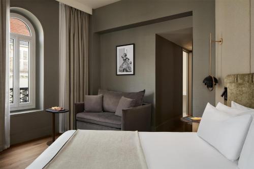 Suite Junior Familiar del hotel NH Paris Champs-Elysées. Foto 1