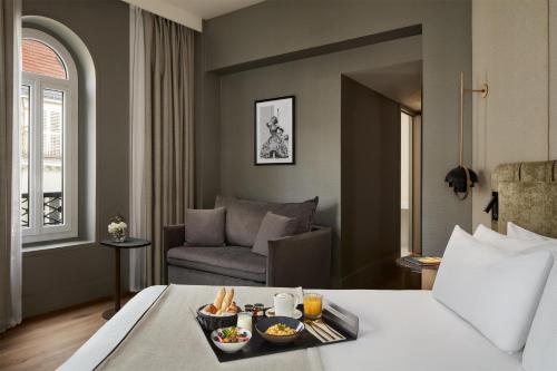 Suite Junior Familiar del hotel NH Paris Champs-Elysées. Foto 2