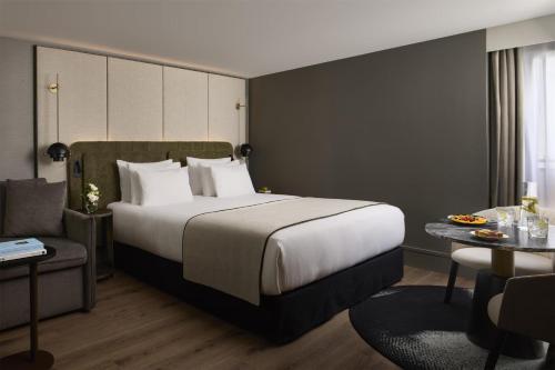 Suite Junior Familiar del hotel NH Paris Champs-Elysées. Foto 3