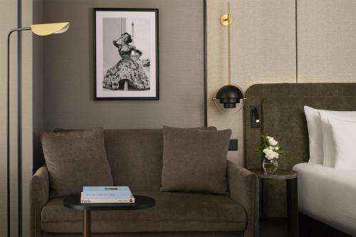 Suite Junior Familiar del hotel NH Paris Champs-Elysées. Foto 4