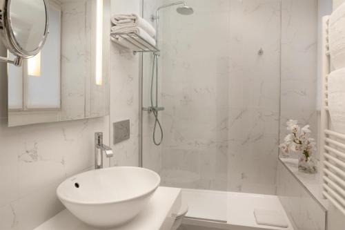 Suite Junior del hotel NH Paris Champs-Elysées. Foto 4