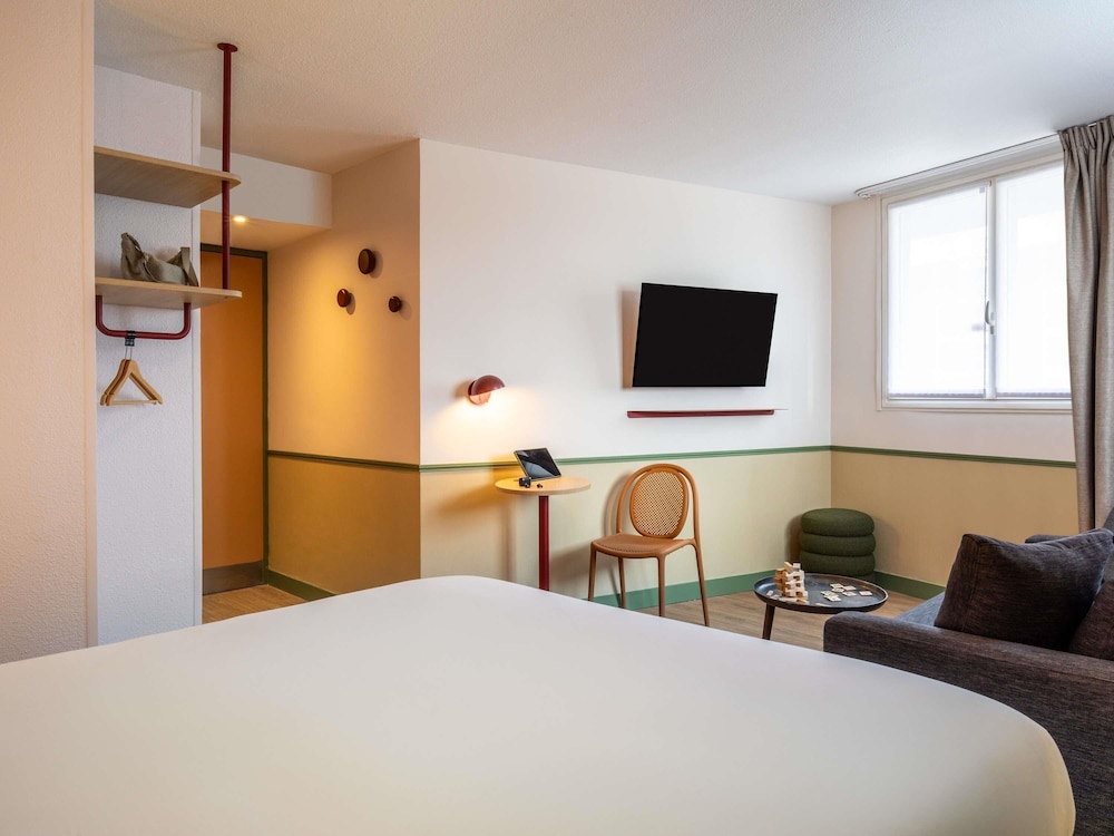 Suite familiar Standard con 1 cama doble y 1 sofá cama de 2 plazas del hotel Ibis Styles Reims Centre Cathédrale. Foto 3