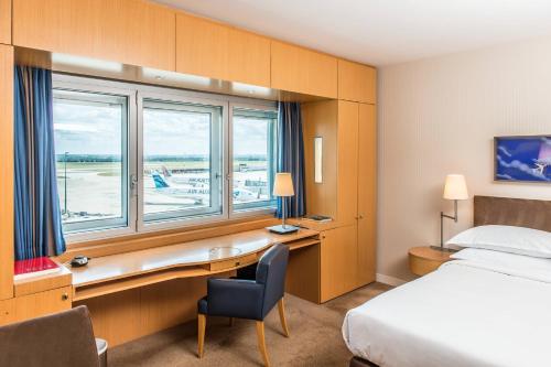 Habitación Deluxe con cama extragrande del hotel Sheraton Paris Charles de Gaulle Airport