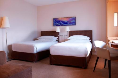 Habitación Doble Deluxe - 2 camas del hotel Sheraton Paris Charles de Gaulle Airport. Foto 3