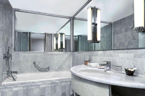 Habitación Doble Deluxe - 2 camas del hotel Sheraton Paris Charles de Gaulle Airport. Foto 4