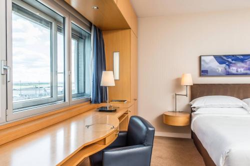 Habitación Club con cama extragrande y acceso al salón executive del hotel Sheraton Paris Charles de Gaulle Airport. Foto 3
