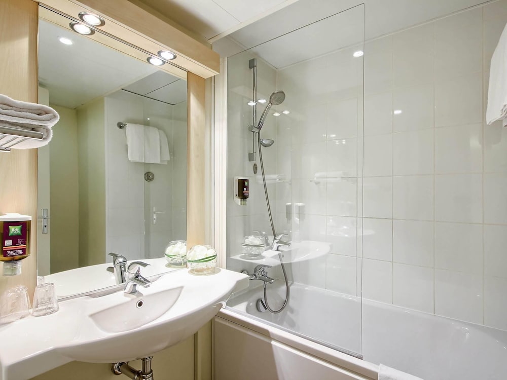 Habitación estándar doble, 1 cama doble del hotel Ibis Styles Paris Roissy CDG. Foto 1
