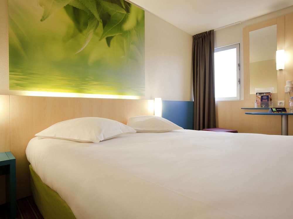 Habitación estándar, varias camas del hotel Ibis Styles Paris Roissy CDG. Foto 1
