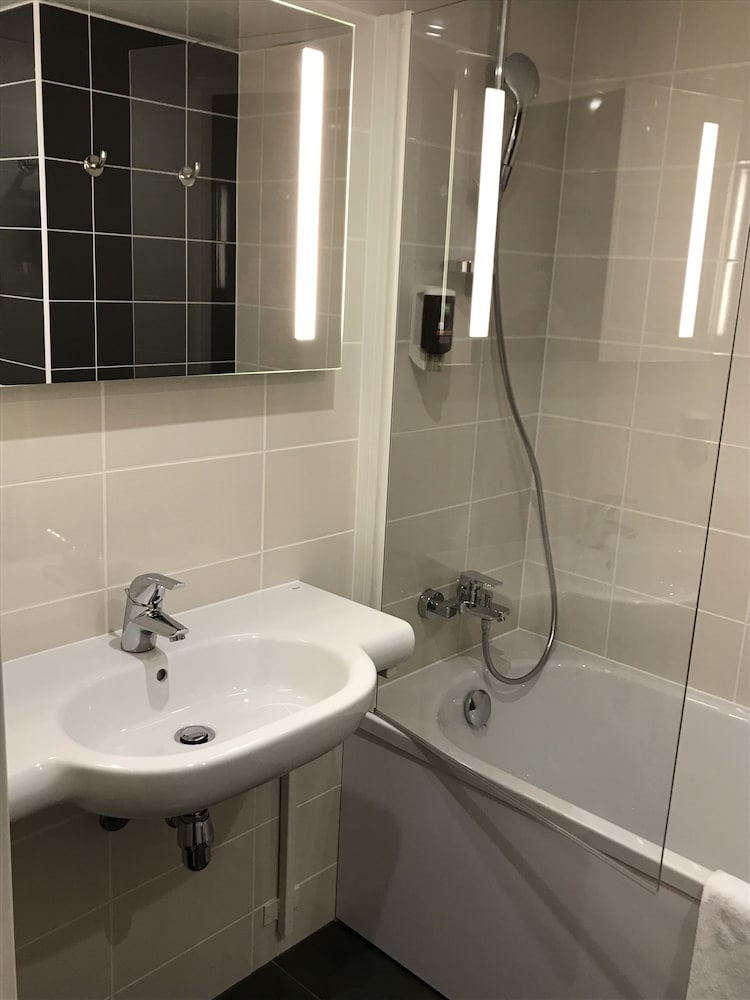 Habitación estándar, 2 camas individuales del hotel Ibis Styles Paris Roissy CDG. Foto 4