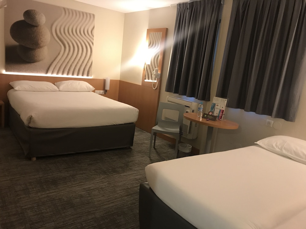 Habitación estándar, 3 camas individuales del hotel Ibis Styles Paris Roissy CDG. Foto 1