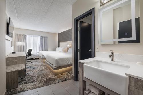 Habitación con 2 camas grandes del hotel Oakfield and Suites, Ascend Collection