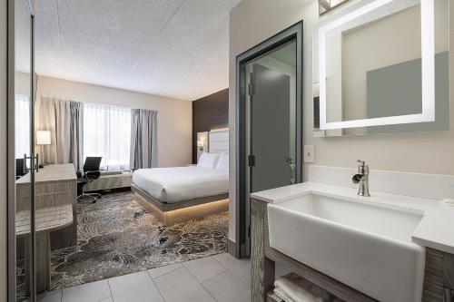 Habitación con cama extragrande del hotel Oakfield and Suites, Ascend Collection